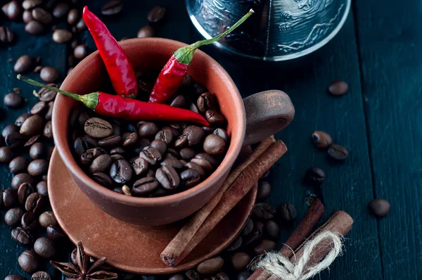 Kaffe bönor och röd kylig paprika — Stockfoto