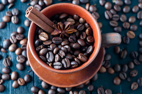 Kaffeebohnen in Tasse mit Zimtstangen und Sternanis — Stockfoto