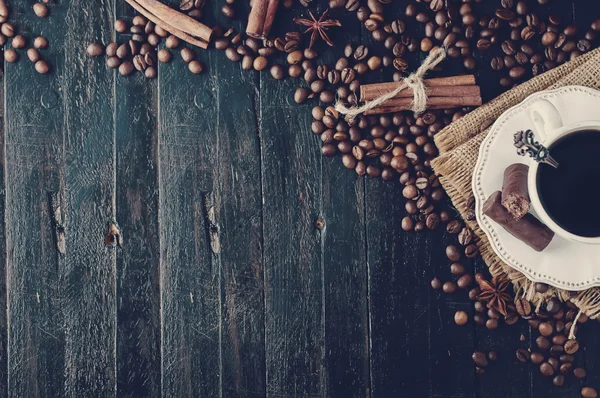 Kopp italiensk espresso med kanel. Tonned foto — Stockfoto