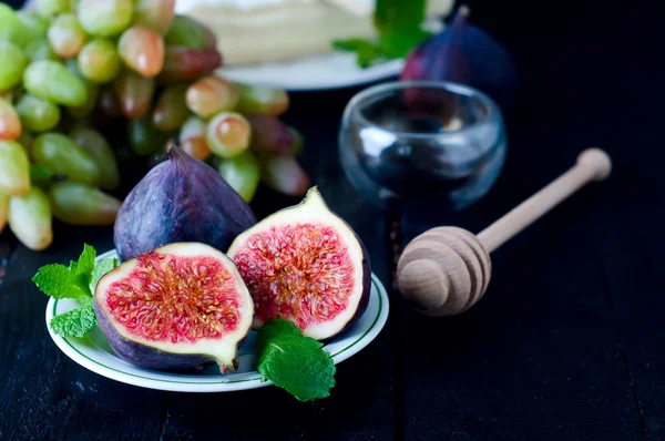Grape and figs with on wooden table background. — Stock Photo, Image