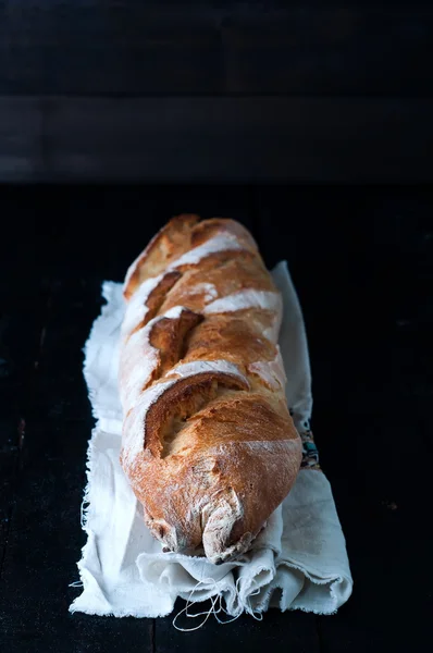 Baguette sobre fondo negro . —  Fotos de Stock