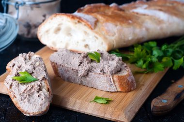 köpük, baget ve maydanoz bir kavanoza pate
