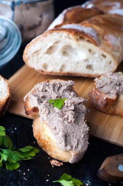 köpük, baget ve maydanoz bir kavanoza pate