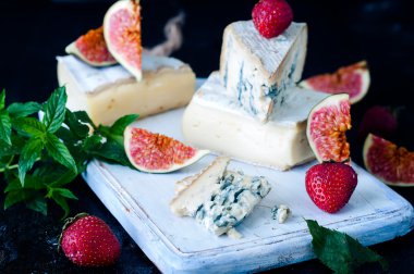 mavi peynir ve tatlı meyve incir