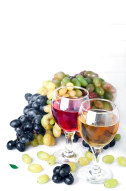 Kırmızı ve beyaz şarap gözlük masada