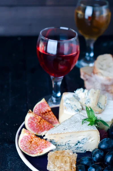 Grape, cheese, figs and honey — Stock Photo, Image