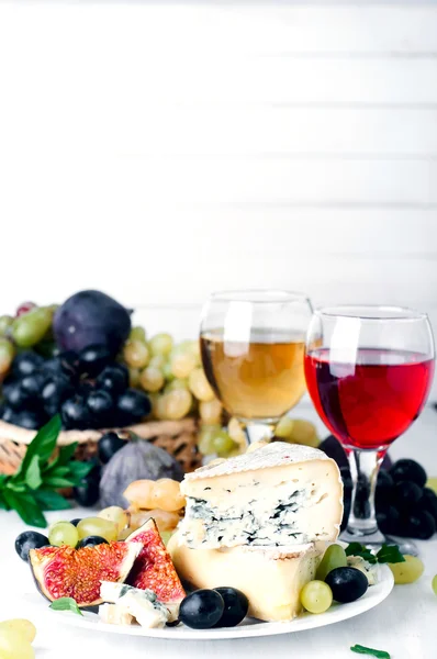 ワイン、ブドウ、白チーズ — ストック写真
