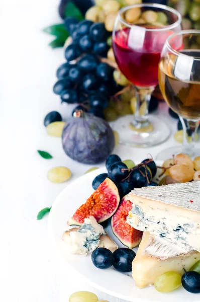 Wine, grape and cheese over white — Stock Photo, Image