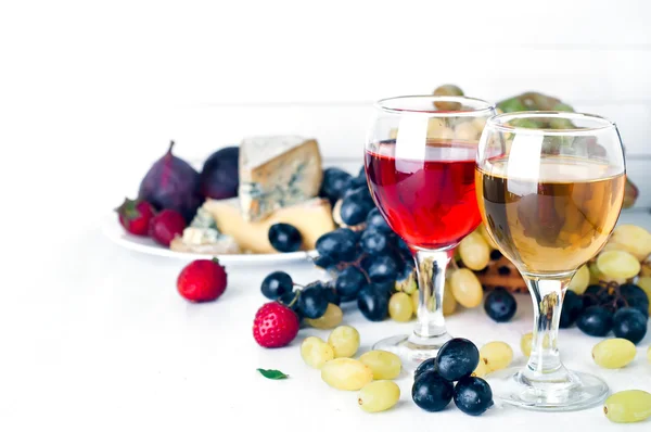 赤と白のワインはテーブルの上のグラス — ストック写真