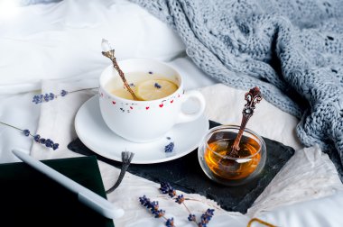 Kahve ile ahşap tepsi