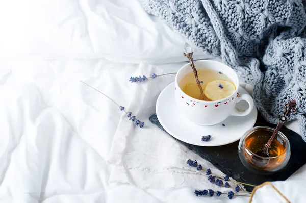 Teplý pletený svetr, šálek horkého čaje — Stock fotografie
