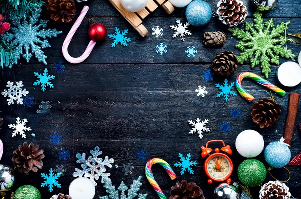 Hermosas decoraciones de Navidad en abeto — Foto de Stock