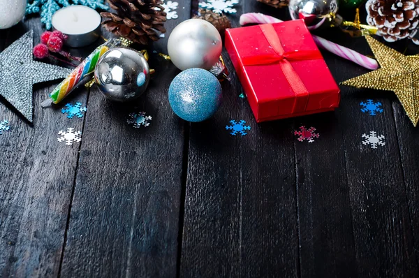 Abeto de Navidad con decoración en una tabla de madera — Foto de Stock