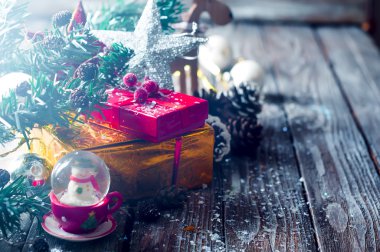 Boncuk ahşap arka plan üzerinde tatil kutuları.