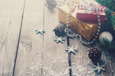 Boncuk ile tatil kutu. Tonda fotoğraf