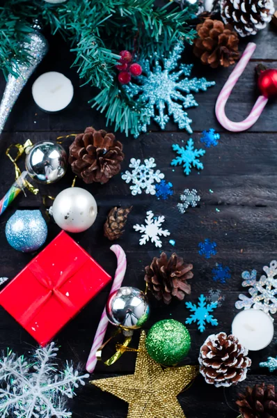 Hermosas decoraciones de Navidad en abeto — Foto de Stock