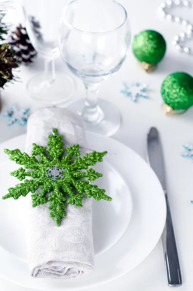 Weihnachtstisch gedeckt in grün — Stockfoto