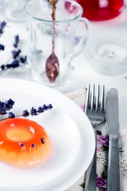 renkli meyve beyaz tabakta şekerlemeler