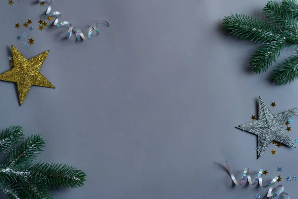 创意圣诞布置与银星和节日闪亮的彩妆装饰灰色背景 复制空间 平躺在床上祝贺卡 — 图库照片