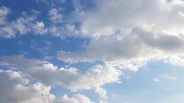 Mavi gökyüzü beyaz bulutlar. Kabarık beyaz bulutlar.