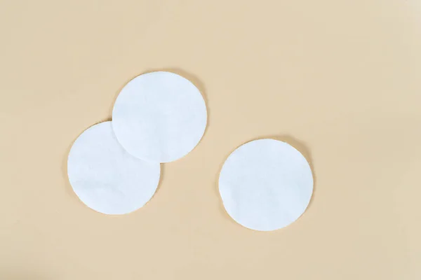 White Organic Cotton Pads Beige Background Zero Waste Reusable Makeup — ストック写真