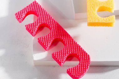 Beyaz arkaplanda parmak ayırıcıların renk kümesi.