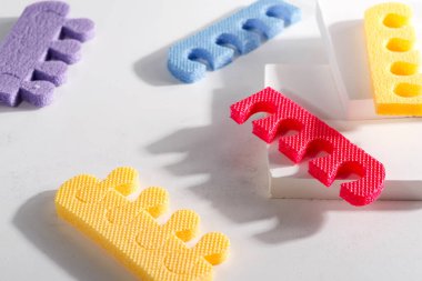 Kadın makyajını silmek için pamuk pedler bej arka planda pamuk çiçekleri