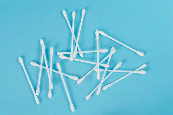 Los Brotes Algodón Blanco Con Tallo Blanco Esparcidos Sobre Fondo —  Fotos de Stock