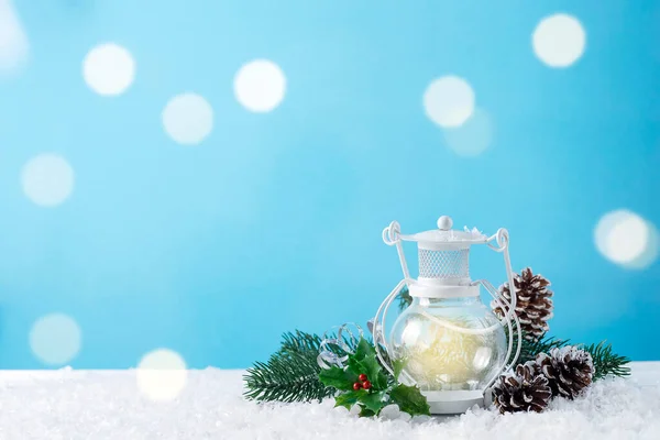 Vánoční Lucerna Sněhu Jedlovou Větví Zimní Výzdobou Modré Dovolená Vánoční — Stock fotografie