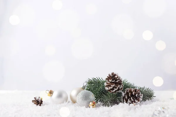 Çam kozalaklı ve ışıltılı bir köknar dalında noel ziyafeti