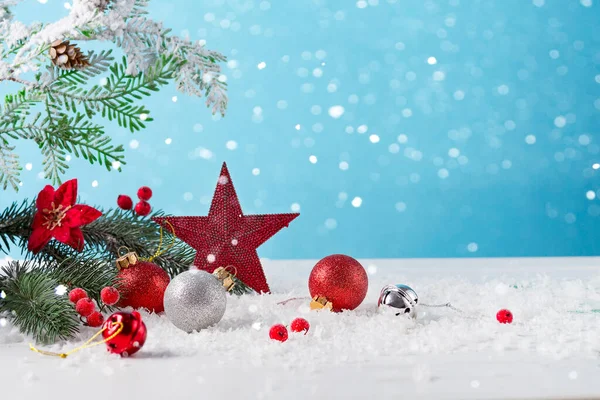 Süslü Noel yıldızı ve ışık arkaplanda topları olan bir Noel kartı. Kış festivali konsepti.