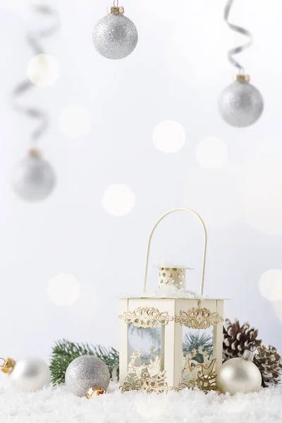 Vánoční Lucerna Sněhu Jedlovou Větví Zimní Výzdobou Bílém Dovolená Vánoční — Stock fotografie