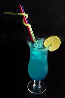 Dilimlenmiş limon ve buzlu taze mavi kuyruk.