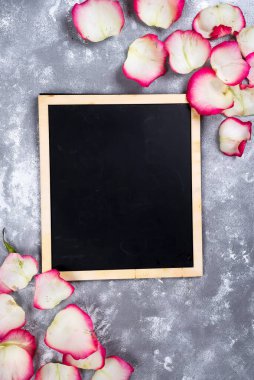 Gri taş masada güzel gül çiçekleri. Tahtadaki yazı için fotokopi alanı olan çiçek sınırı. Tarz sahibi kadınlar günü, anneler günü çiçekli arka plan.