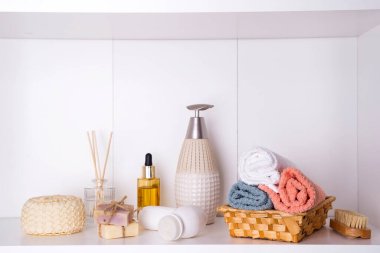 Spa kozmetik ürünleri, mumlar, yüz fırçası, yüz bakımı ve evde vücut bakımı..