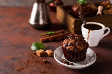 Bir fincan kahve ve taze naneli çikolatalı kek.