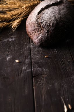 Fırın - siyah arka planda altın kırsal ekmek ve çörekler. Kopya uzayından yakalanan natürmort