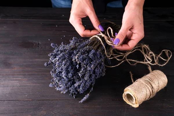 Florista Feminino Amarrando Buquê Fresco Com Lavanda Fundo Velho Madeira — Fotografia de Stock