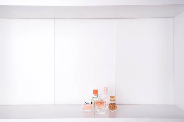 Conjunto Várias Mulheres Perfumes Isolados Fundo Branco — Fotografia de Stock