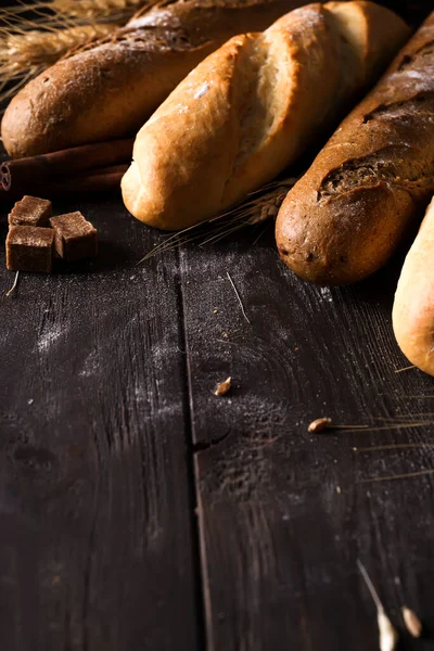 Fırın Siyah Arka Planda Altın Kırsal Ekmek Çörekler Kopya Uzayından — Stok fotoğraf