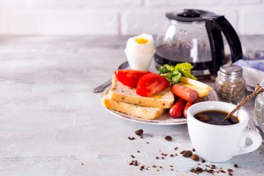Yumuşak yumurta, çıtır tost ve arka planda fincan kahve ile taze lezzetli kahvaltı, kopyalama alanı