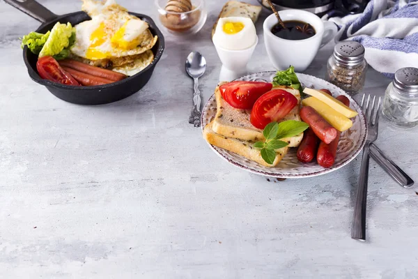 English Breakfast Fried Eggs Sausages Toasts Tomatoes Hot Coffee Stone — Stock Photo, Image