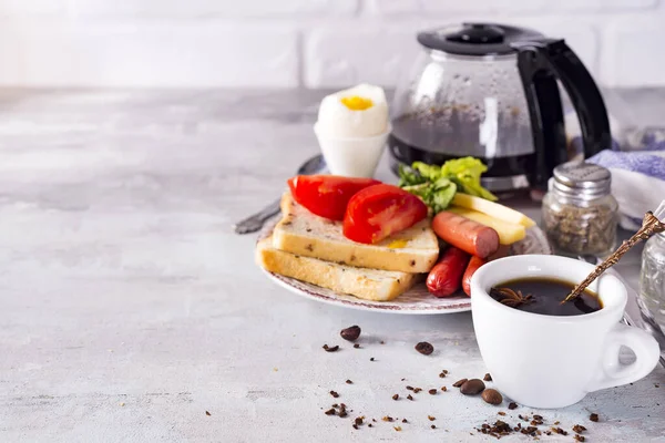 Yumuşak yumurta, çıtır tost ve arka planda fincan kahve ile taze lezzetli kahvaltı, kopyalama alanı