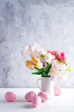 Beyaz arka planda renkli bahar çiçekleri olan Paskalya tebrik kartı arkaplanı. Metin için kopyalama alanı ile