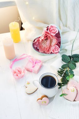 Sevgililer Günü 'nde romantik kahvaltı zencefilli çörek kalp krema ve bir fincan kahve.