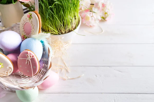 Wielkanocna Kartka Piernikowymi Ciasteczkami Kolorowymi Pisankami Koszyku Przed Kamienną Ścianą — Zdjęcie stockowe