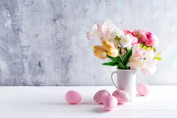 Fondo Tarjeta Felicitación Pascua Con Coloridas Flores Primavera Sobre Fondo —  Fotos de Stock