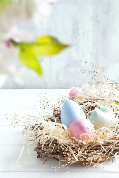 Mooie Bloem Met Kleurrijke Eieren Nest Lichte Achtergrond Voorjaars Paasvakantie — Stockfoto