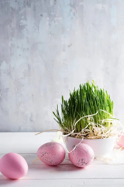 Huevos Pascua Hierba Verde Canasta Sobre Fondo Claro —  Fotos de Stock