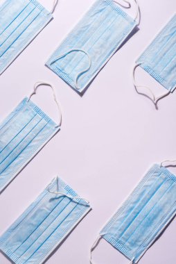 Plastik kulaklıklı cerrahi mavi maske. Bakterilerin prosedür maskesi. Koruma kavramı.